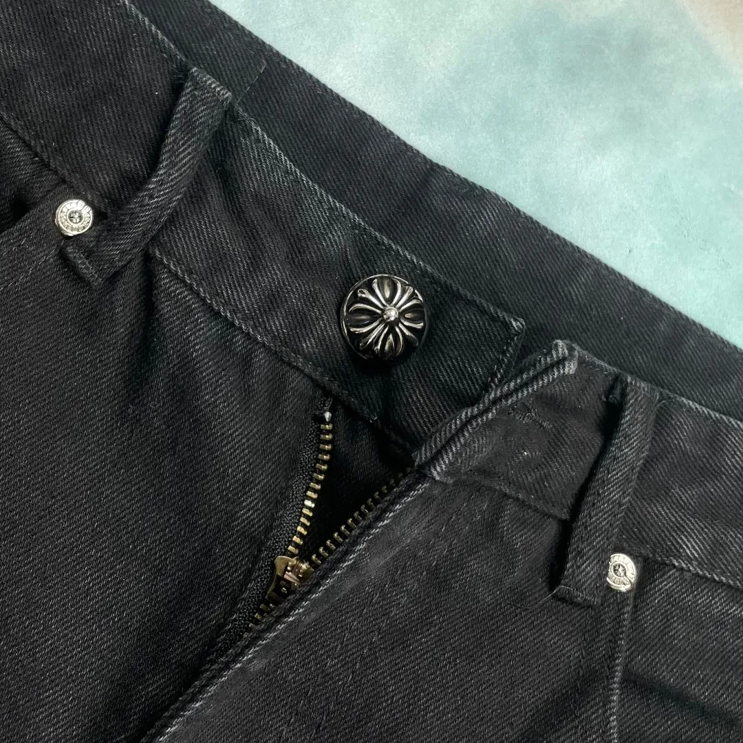 🅿️290 🔘Style No.-KL161 🔘Cross Heart𝐂𝐡𝐫𝐨𝐦𝐞 𝐇𝐞𝐚𝐫𝐭 City Limited Sanskrit Cross Patched Leather Jeans* These two pairs of Cros Heart city limited series jeans! This is an ultra-limited edition launched by Kroxin, a hard currency in the fashion circle! The overall material of the pants is classic black denim, which has a great texture, feels crisp yet soft, and is extremely durable. The colorful crosses and letter patterns on it are a highlight. The crosses come in orange, white, red and other colors. They are presented through exquisite embroidery technology. They are full of three-dimensionality, bright and not easy to fade. The letter patterns are also exquisitely embroidered, and they complement each other with the cross, which directly adds to the sense of fashion. In terms of production technology, Croxin has always strived for excellence. The wiring is very neat, every stitch is just right, and the hardware accessories are also customized, such as buttons and zippers. They are not only durable, but also have Croxin's iconic detailed design, which is full of high-end feeling. The shape is an unobtrusive straight design, which can well modify the shape of the legs. Whether you have thick or thin legs, they will look good on you. Moreover, this style is very versatile and can be easily worn in various styles. Here are some matching suggestions: Street style: Pair your upper body with a loose white hooded sweatshirt, a black Crocodile leather jacket, and a pair of black high-top Converse or Martin boots for a cool and handsome look. If you add Kroxin's silver necklace or ring, the overall look will be more complete. Casual chic: A simple short-sleeved T-shirt in a solid color, such as black, gray or white, will look great with these pants. Put on a pair of white Nike sneakers and carry a Crouching crossbody bag, and you will be both comfortable and fashionable on the street every day. Retro style: You can choose a floral shirt, tuck the hem into your pants, and pair it with a pair of retro western boots or designer shoes to instantly create a retro and personalized atmosphere. These pants are really a must-have fashion item, and they can also be matched as a pair for couples. You can pair them with your partner and be the center of attention when out on the street! If you like fashion, don’t miss it!  Size: S M L XL (28.30.32.34) Color: black with red, black with orange